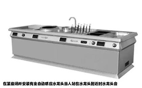 在某些场所安装有全自动感应水龙头当人站在水龙头附近时水龙头会